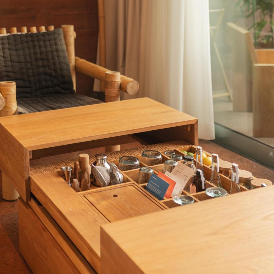 Potato Head Suites & Studios Seminyak Exterior foto A tea table
