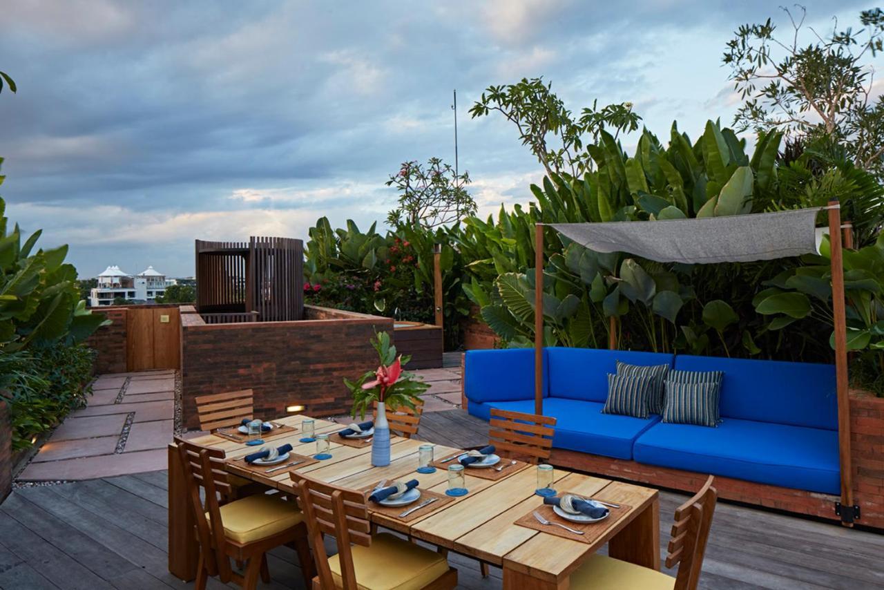 Potato Head Suites & Studios Seminyak Exterior foto The rooftop bar at the hotel
