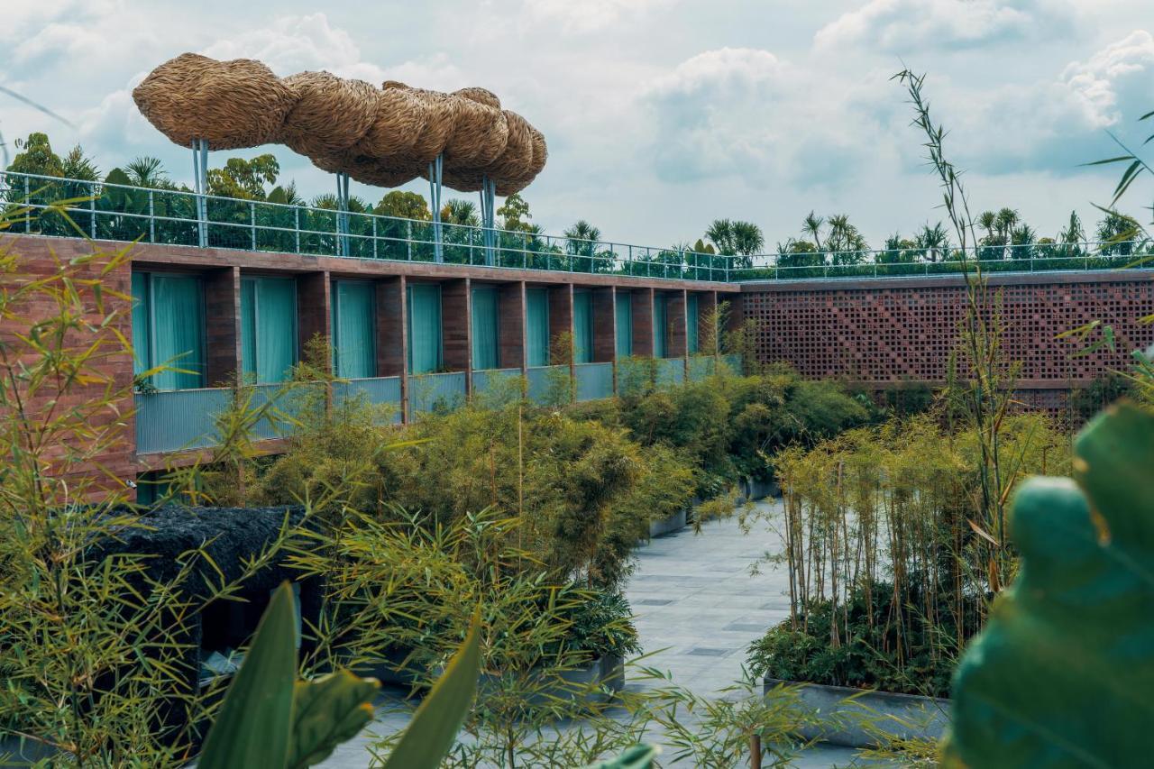Potato Head Suites & Studios Seminyak Exterior foto The park's bamboo forest