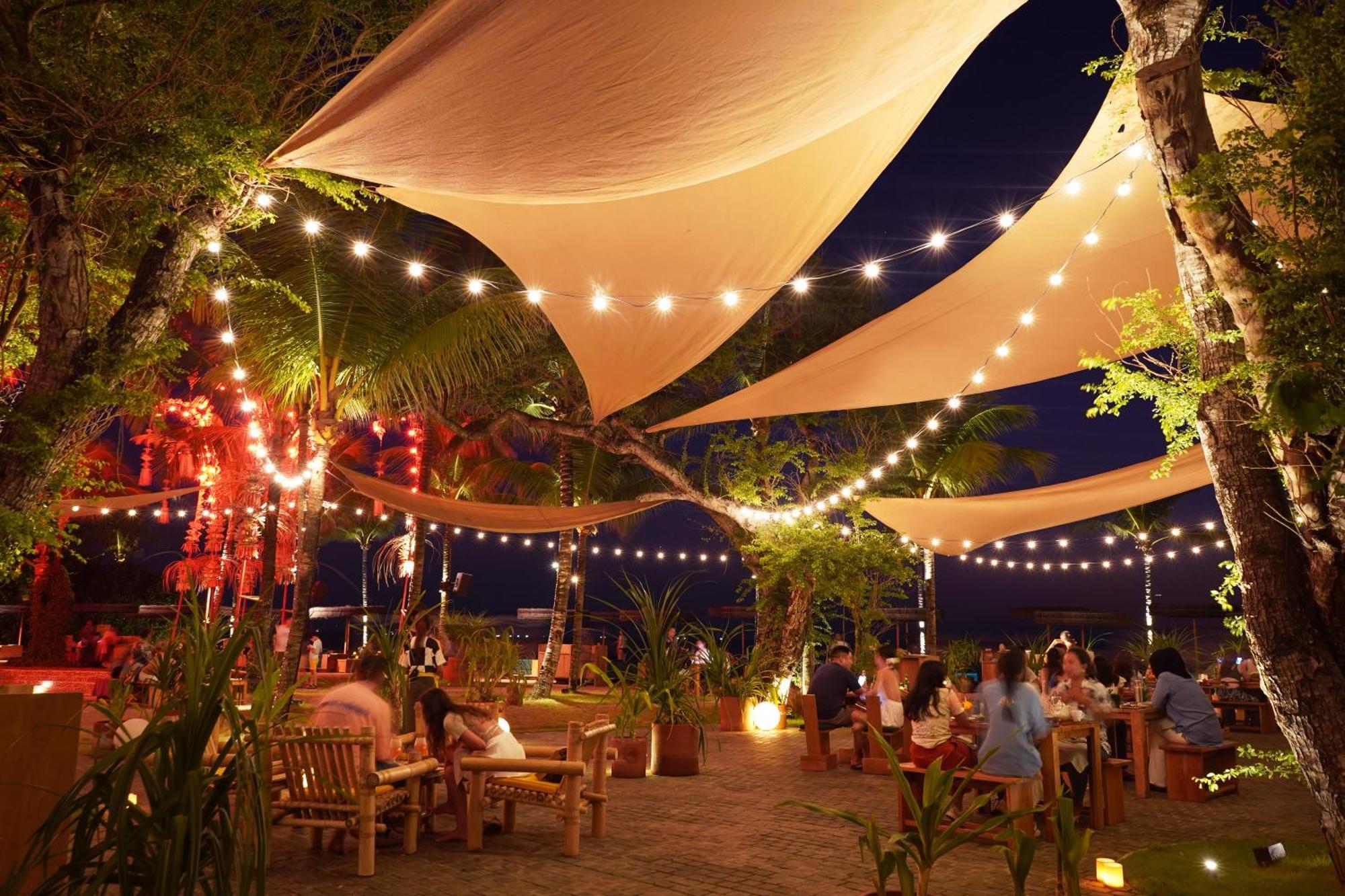 Potato Head Suites & Studios Seminyak Exterior foto The restaurant at night